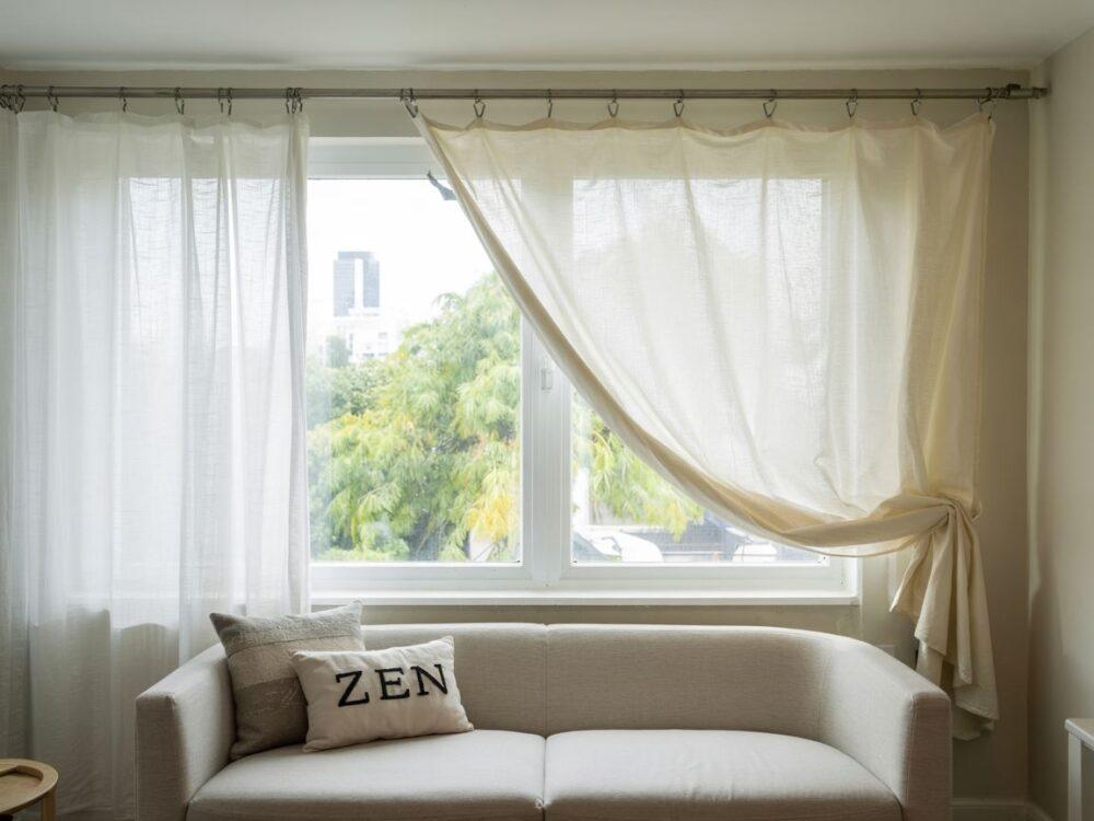 aranżacja okna z karniszem