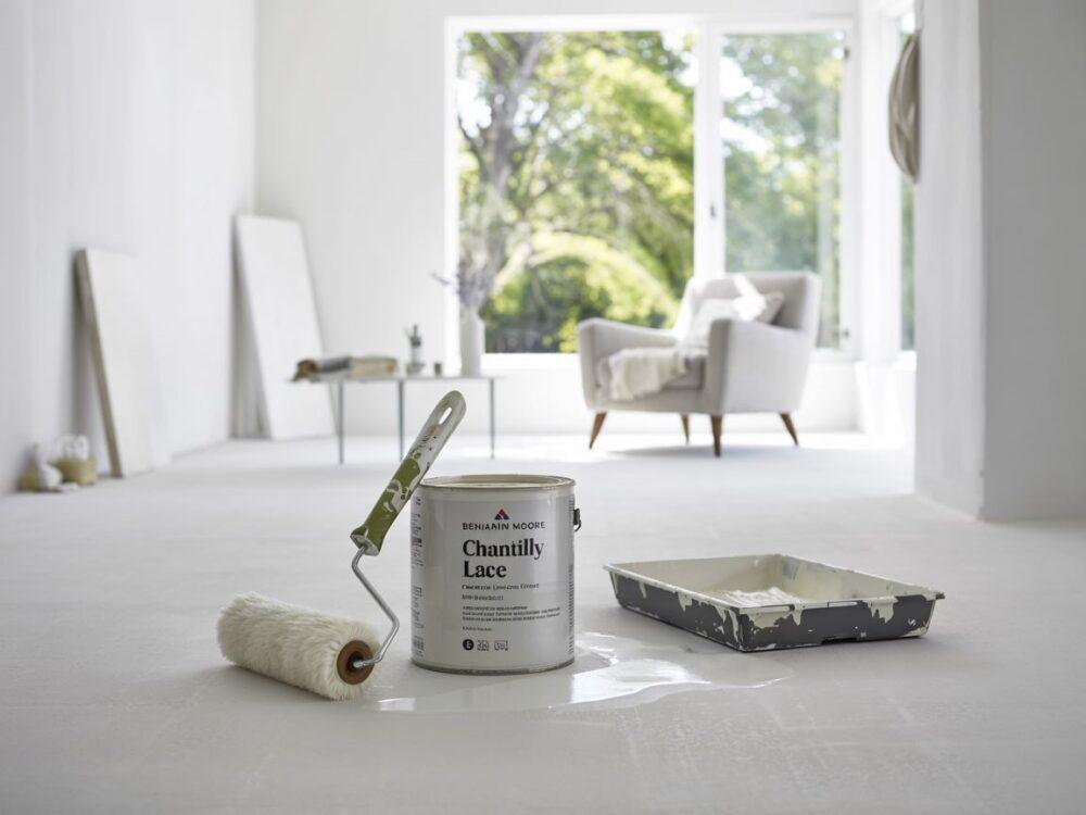 biała farba na ścianie