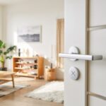 biała klamka drzwiowa