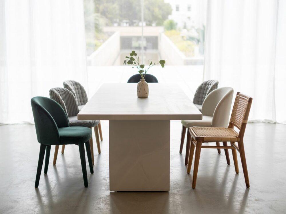 biały stół z krzesłami