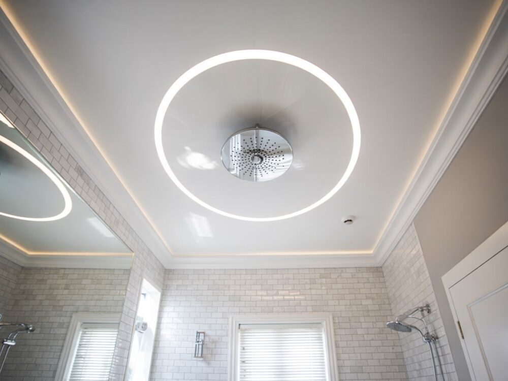 biały sufit łazienka