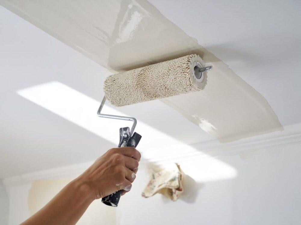 czysty sufit po malowaniu