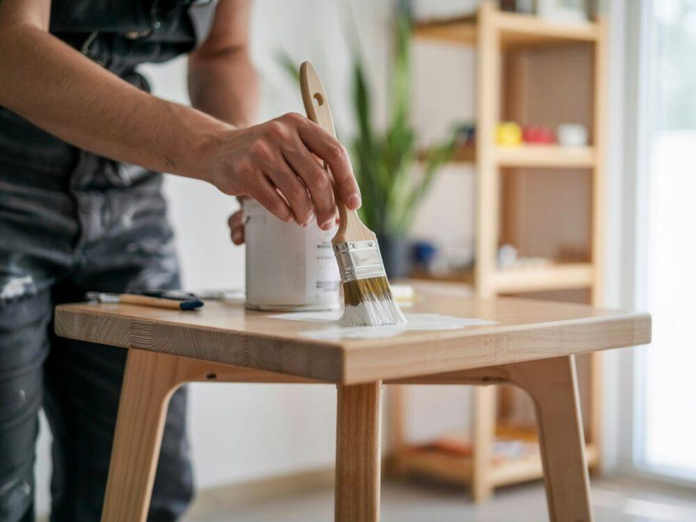 drewniany stolik z farbą