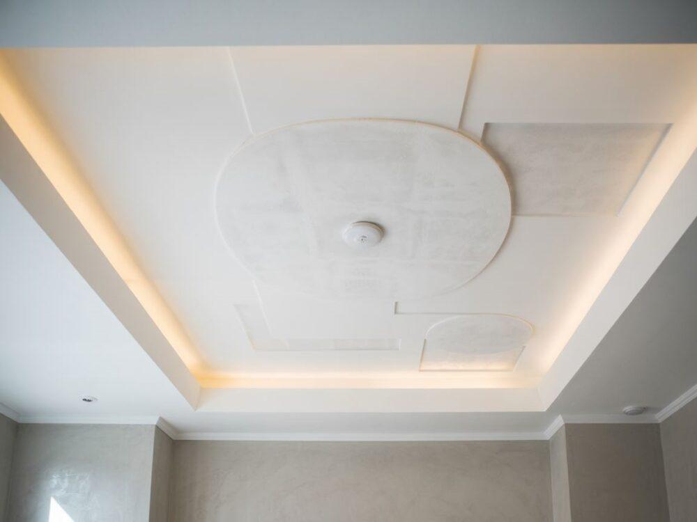 gładka powierzchnia sufitu