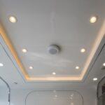 instalacja oświetlenia sufitowego