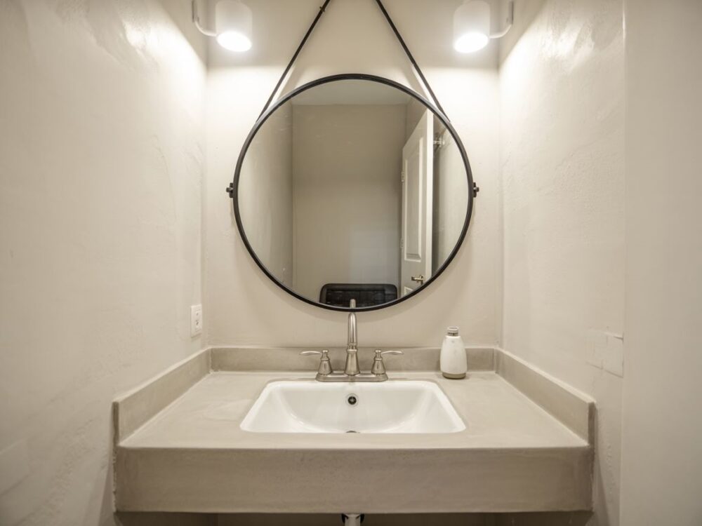 mała łazienka z dużym lustrem