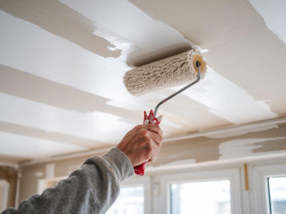 malowanie sufitu wałkiem