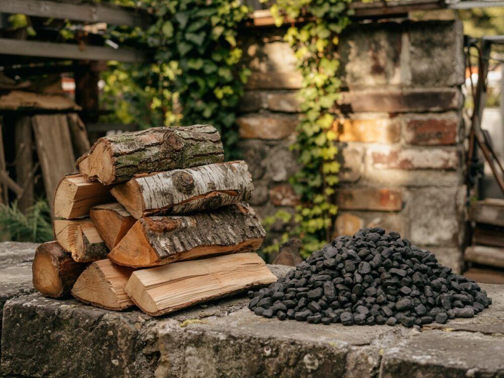 materiały opałowe obok siebie