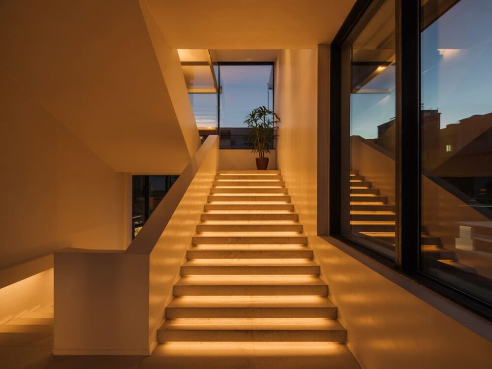 minimalistyczne światło na schodach
