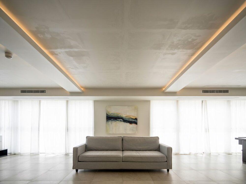 minimalistyczny wystrój sufitu