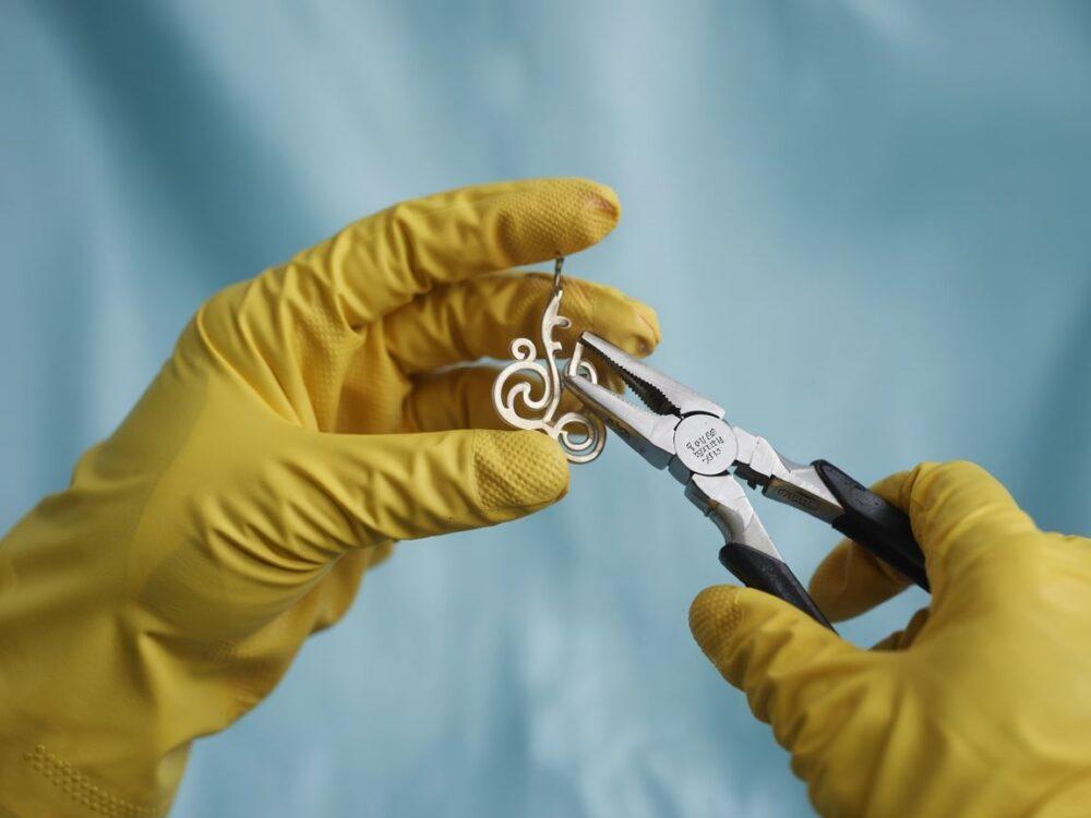 mocno zakręcony kolczyk