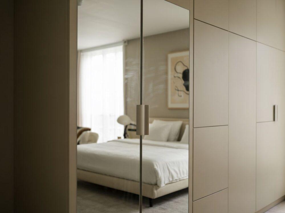 nowoczesna szafa z lustrem