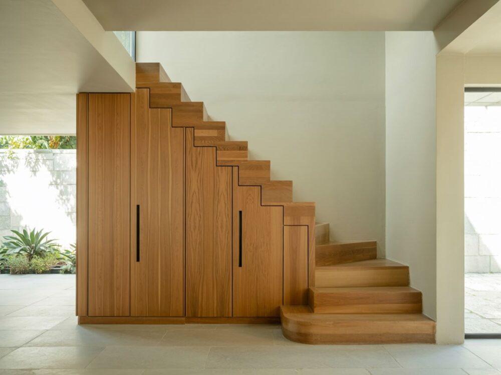 nowoczesne schody z drzwiami