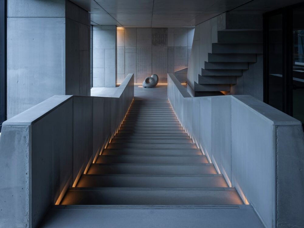 nowoczesne schody z podświetleniem