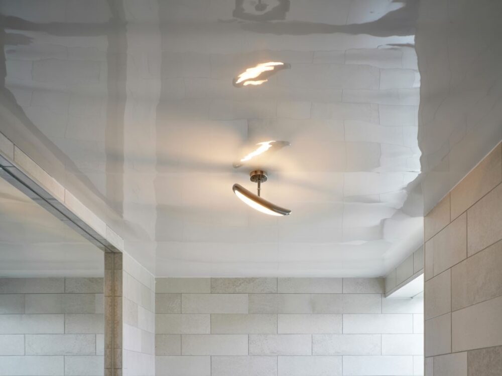 nowoczesny sufit łazienkowy