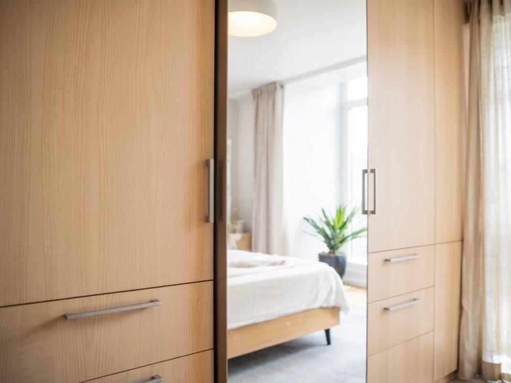 pełnowymiarowe lustro na drzwiach