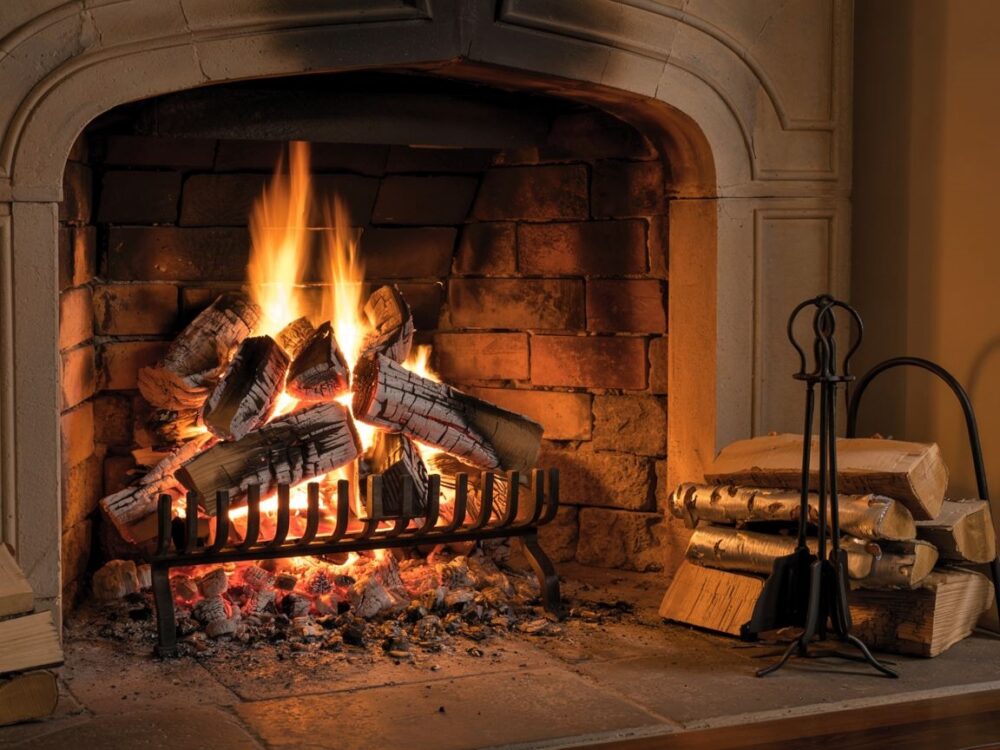 płonący węgiel w kominku
