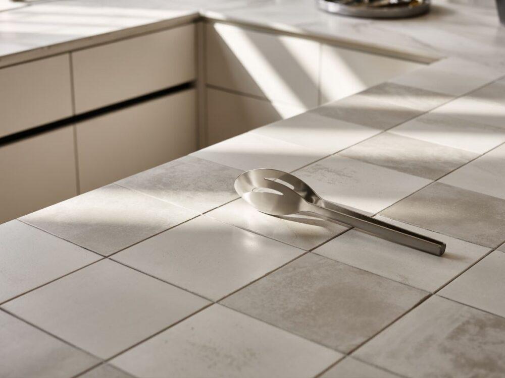 płytki z delikatnym wzorem