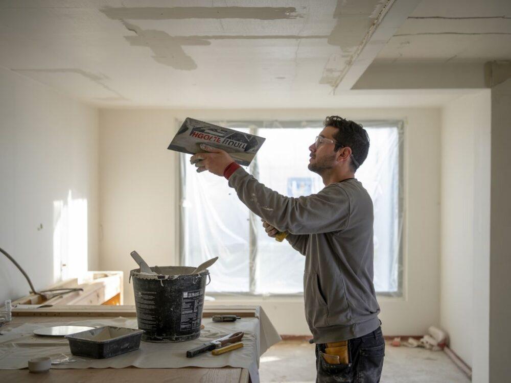 pracownik przy suficie