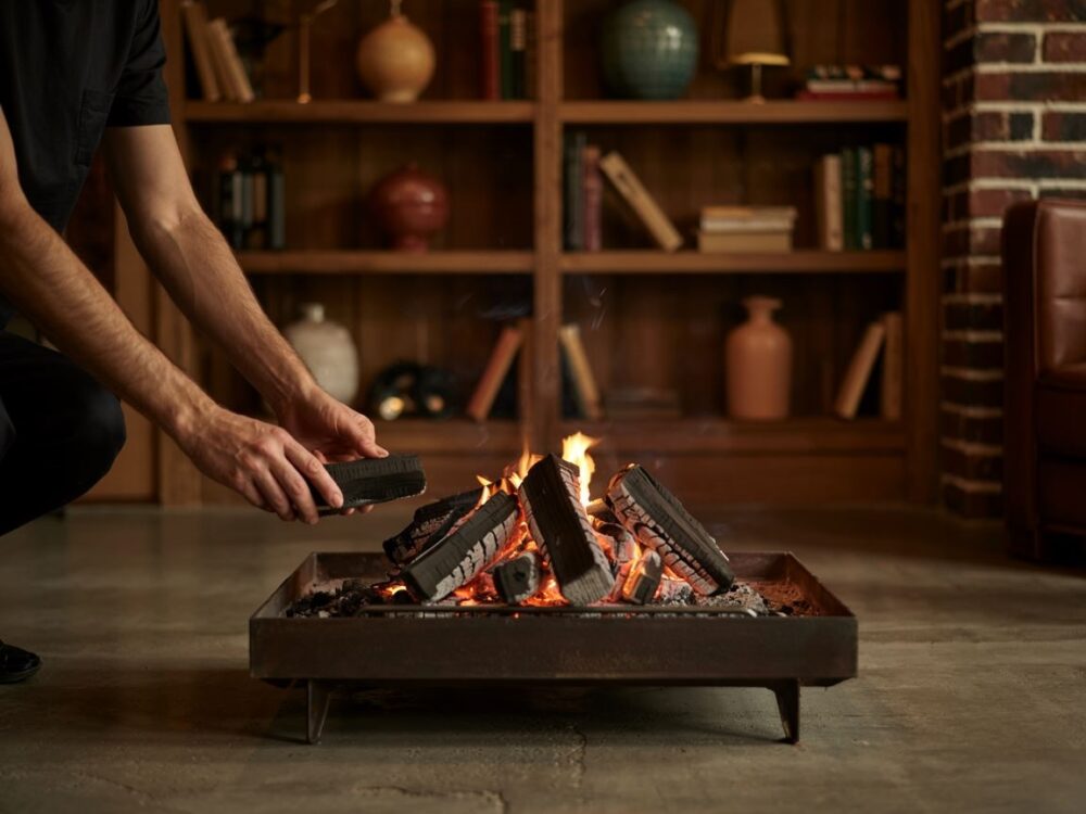 ręce układające brykiet