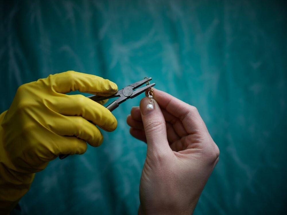 ręce z rękawiczkami