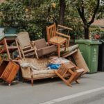stare meble przy śmietniku