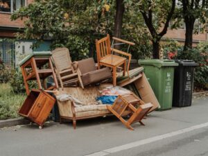 stare meble przy śmietniku