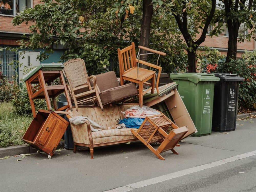 stare meble przy śmietniku
