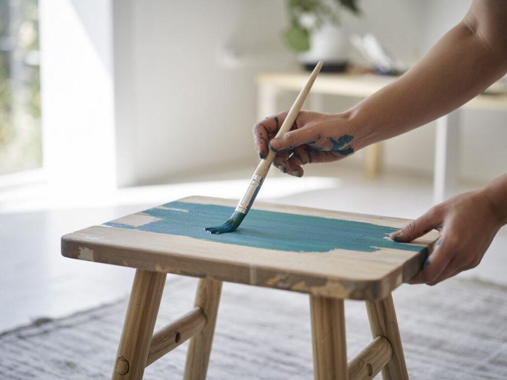 stolik przed i po malowaniu