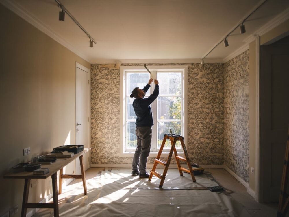 tapetowanie przy oknie