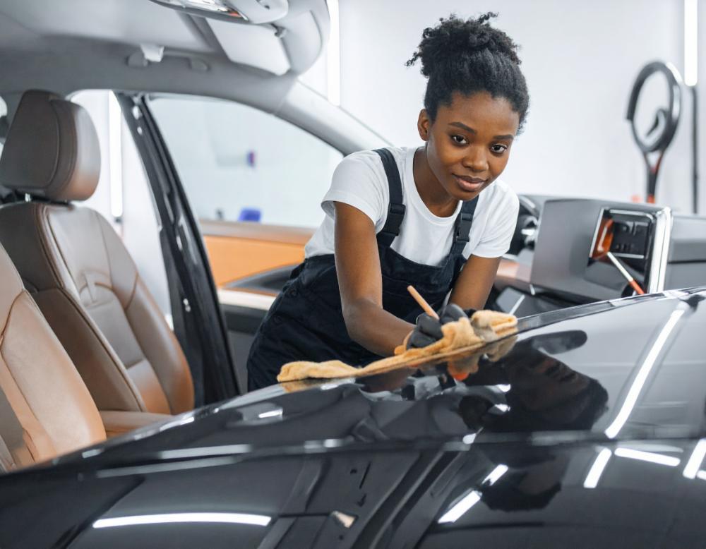 Czyszczenie i pielęgnacja wnętrza samochodu podczas auto detailingu