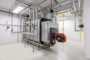 Duża przemysłowa kotłownia gazowa z zaawansowanym kotłem